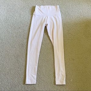 Aritzia - TnaBUTTER Atmosphere Hi-Rise Leggings
in Poetic Pink Sz XS EUC